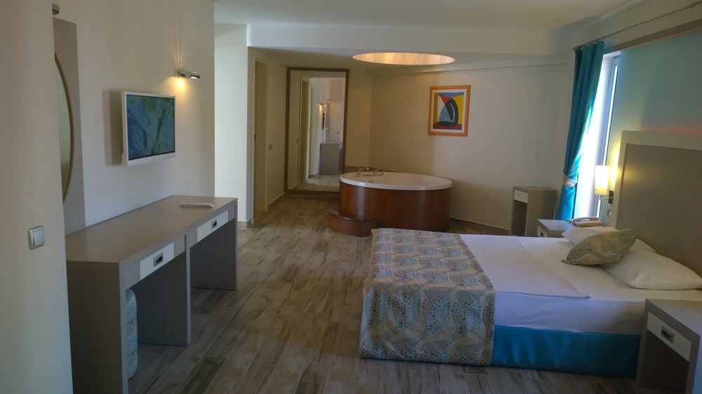 Costa Queen Suites Gümbet Exteriör bild