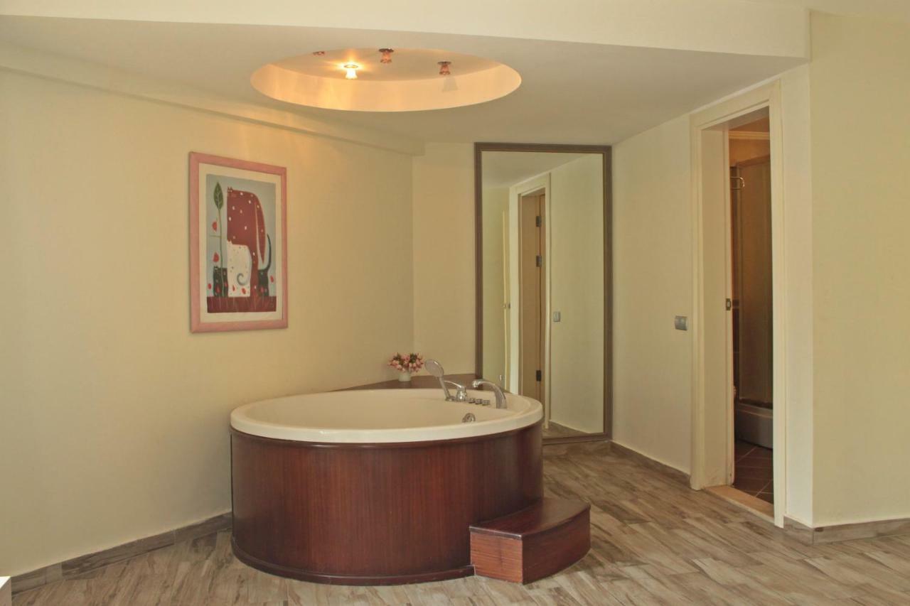 Costa Queen Suites Gümbet Exteriör bild